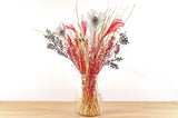 Strauß roter und goldener getrockneter Weihnachtsblumen und dazugehörige Vase
